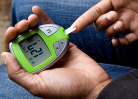 Glucómetro para controlar o nivel de glicosa en sangue na diabetes mellitus