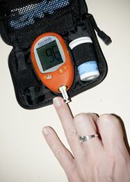 Medir o nivel de glicosa no sangue para corrixir doses de insulina con 1 tipo de diabetes